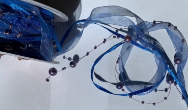 Band mit Perlen blau